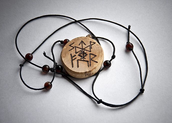 amuleto in legno