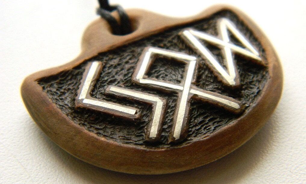 amuleto fortunato con simboli runici